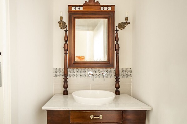 Regadera, secadora de cabello, bidet, toallas 
