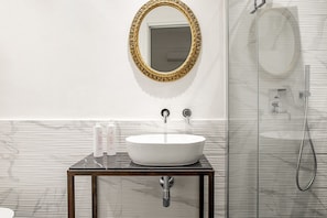 Dusche, Haartrockner, Bidet, Handtücher