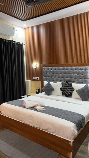 Superior Room | Free WiFi - Sunny Pines Resort (Lansdowne)