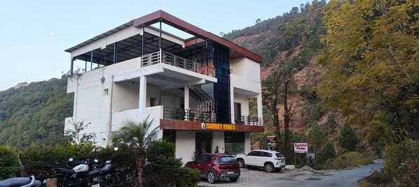 Front of property - Sunny Pines Resort (Lansdowne)