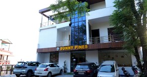 Front of property - Sunny Pines Resort (Lansdowne)