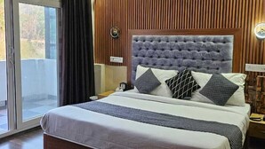 Ein modernes Schlafzimmer mit einem großen Bett, einem Deckenventilator und einer Glastür, die zu einem Außenbereich führt.