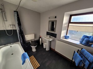 Een douche, een haardroger, handdoeken, zeep