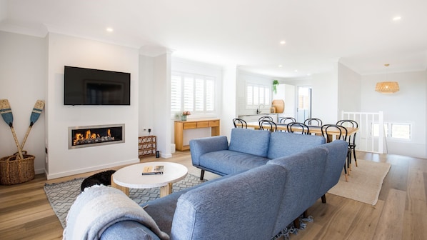 Smart TV, fireplace, books, stereo