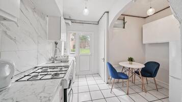 Fridge, cookware/dishes/utensils