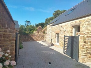 Property grounds - House (Maupertus-sur-Mer)