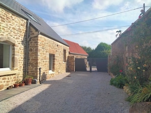 Property grounds - House (Maupertus-sur-Mer)