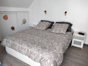 2 slaapkamers, een bureau, een strijkplank/strijkijzer, reisbedje