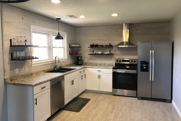 Een koelkast, een magnetron, een oven, een kookplaat