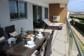 Outdoor dining - Casa Jaffa Olhos de Água (Albufeira)