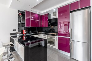 Kühlschrank, Ofen, Geschirrspüler, Wasserkocher mit Kaffee-/Teezubehör