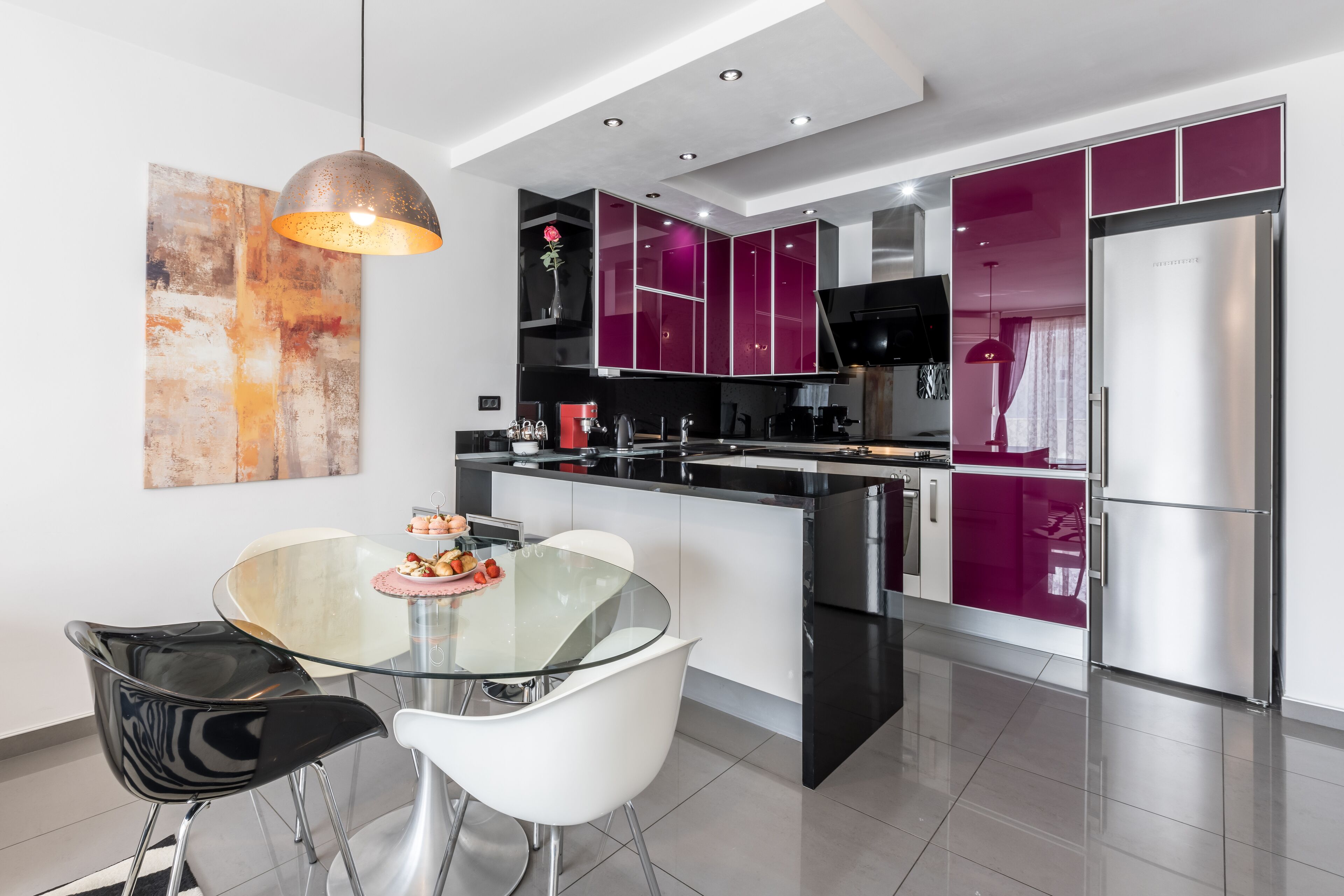 Réfrigérateur, four, lave-vaisselle, cafetière/bouilloire