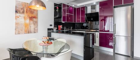 Jääkaappi, uuni, astianpesukone, kahvin-/teenkeitin