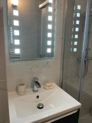 Dusche, Haartrockner, Handtücher, Toilettenpapier