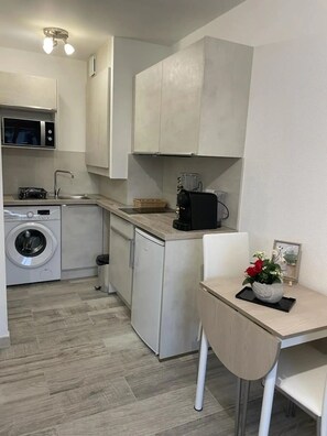 Réfrigérateur, micro-ondes, plaque de cuisson, cafetière/bouilloire