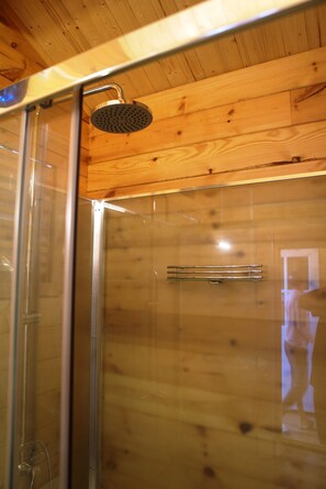 تجهيزات دش، مستلزمات مجانية للعناية الشخصية، خف للقدمين، مناشف