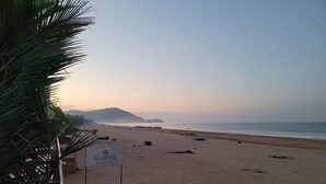 Una playa con un letrero que dice 'Anantra'.