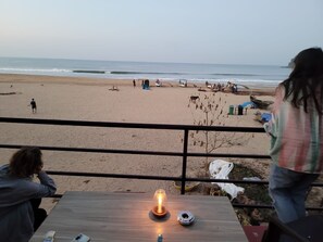 Sur la plage, parasol, serviettes de plage, yoga