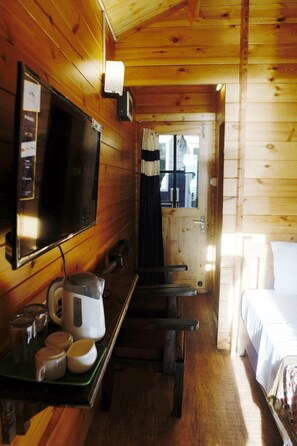 Minibar, tabla de planchar con plancha y wifi gratis 