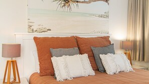 2 bedrooms - Longbeach 6 - Beachfront Bilinga - Min. 3 night stays! (Bilinga)