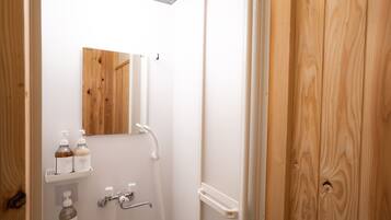 Tienda de campaña de lujo | Baño | Regadera, amenidades de baño gratuitas, secadora de cabello