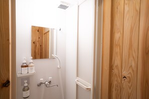 Luxury-Zelt | Badezimmer | Dusche, kostenlose Toilettenartikel, Haartrockner