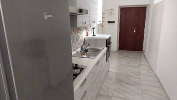 Frigorifero, forno, piano cottura, lavastoviglie