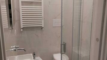 Doccia, asciugacapelli, bidet, asciugamani