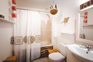 Combined shower/tub