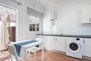 Kjøleskap, mikrobølgeovn, ovn og kaffetrakter/tekoker