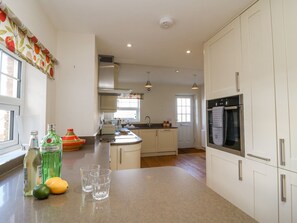 Cottage | Private kitchen | Fridge, dishwasher, electric kettle, toaster - Beach Retreat (Weymouth)