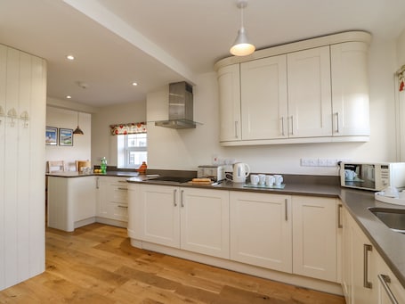 Cottage | Cucina privata | Frigorifero, lavastoviglie, bollitore elettrico, tostapane