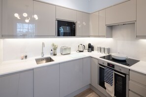 Family Suite, 1 Bedroom | Hypo-allergenic bedding, in-room safe, individually decorated - Redmayne House (Bristol)