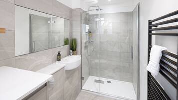 Suihku, sadesuihkupää, designer-hygieniatuotteet, hiustenkuivaaja