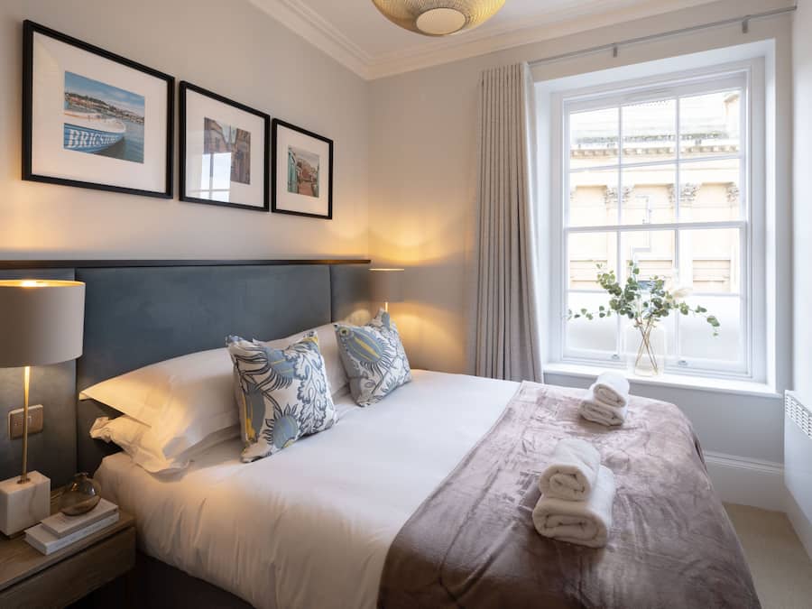 Suite, 1 Bedroom | Allergiatestatut vuodevaatteet, tallelokero huoneessa