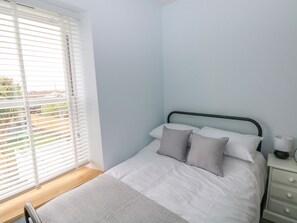 Cottage | 3 bedrooms, individually decorated, individually furnished, free WiFi - 54 Pencoed Road (Burry Port)