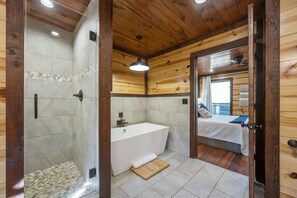Badewanne, Handtücher, Seife, Shampoo