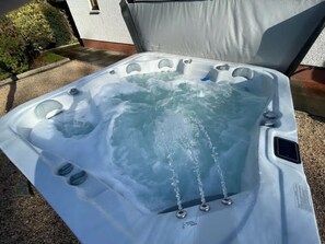 Outdoor spa tub - Relax at the Blue Spa House in the Highlands (Inverness)
