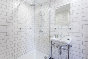 Doppelzimmer, Blick auf den Innenhof (Room B) | Badezimmer