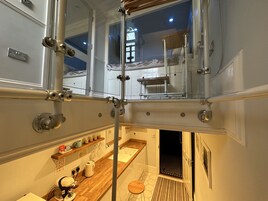 Un interno moderno con angolo cottura, zona pranzo e balcone con vista.
