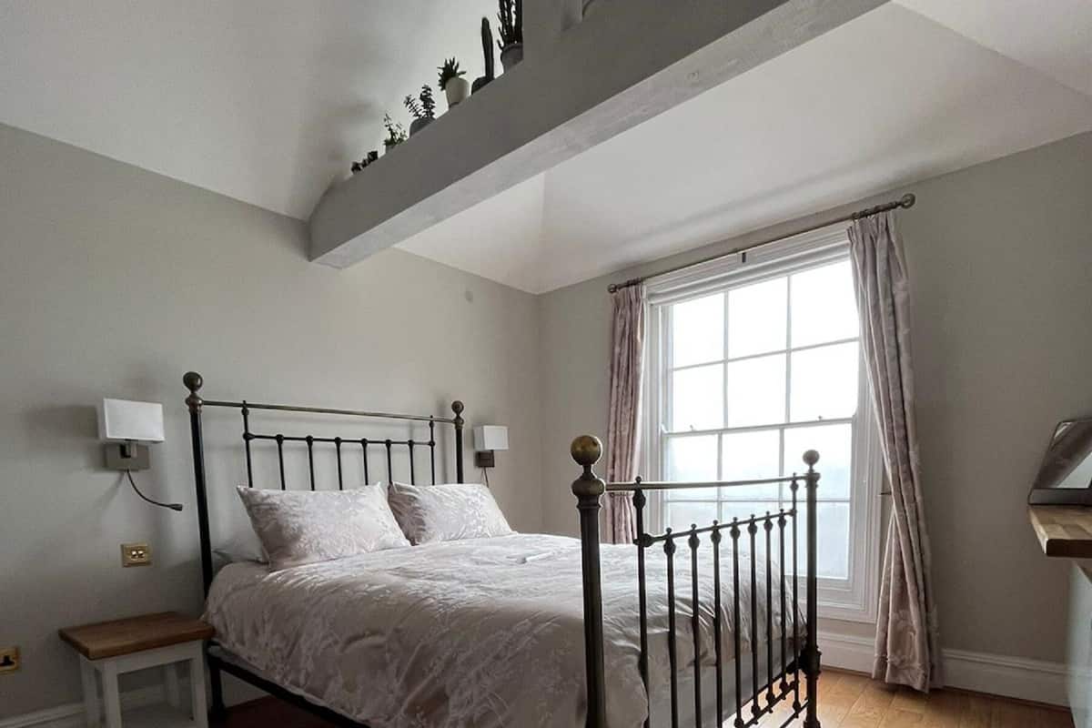 Habitación doble, vista al patio (Room B) | Ropa de cama hipoalergénica y decoración personalizada