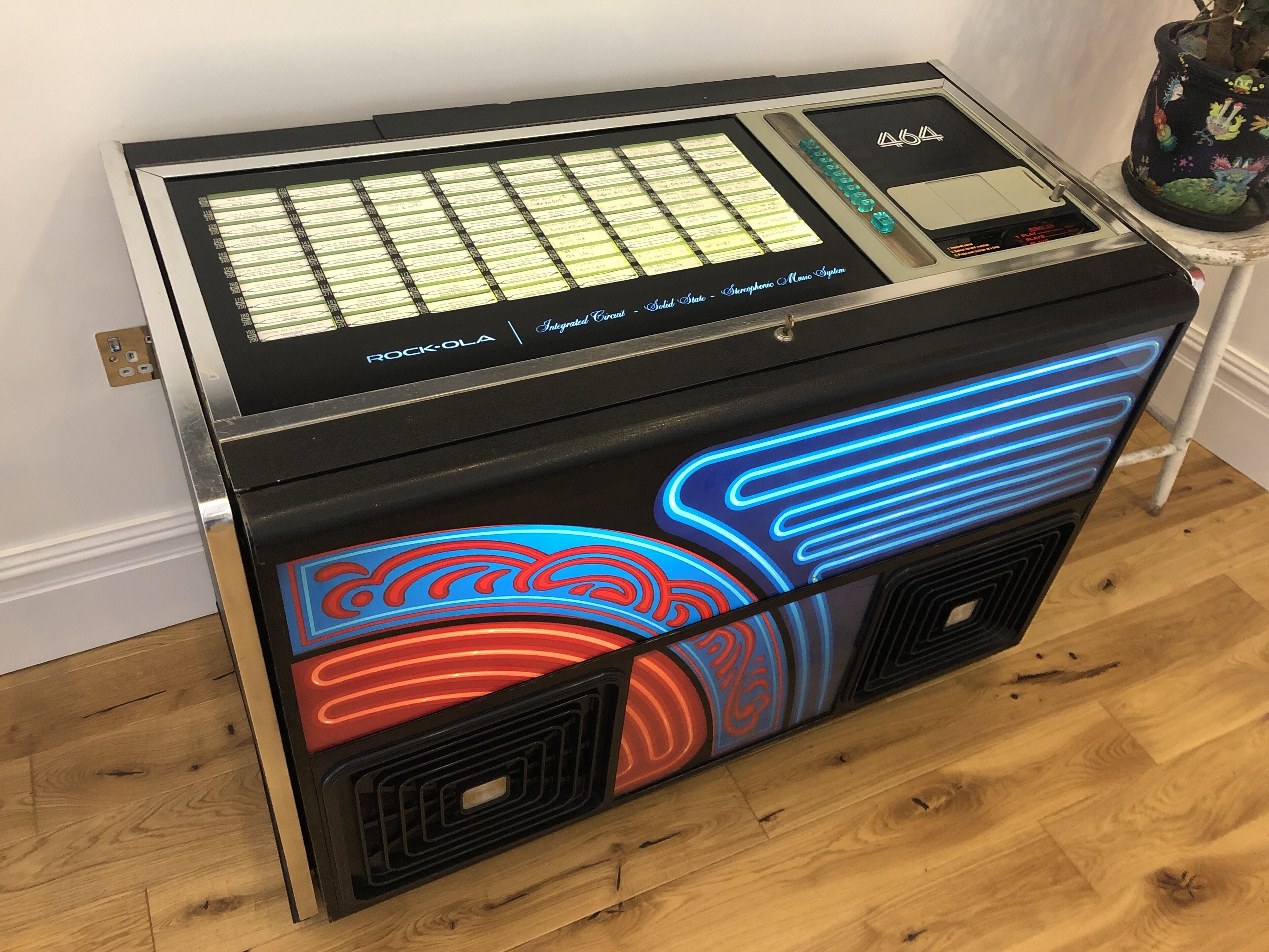 Un système stéréo Rock-Ola doté d’un circuit intégré, d’un écran numérique et de néons lumineux.