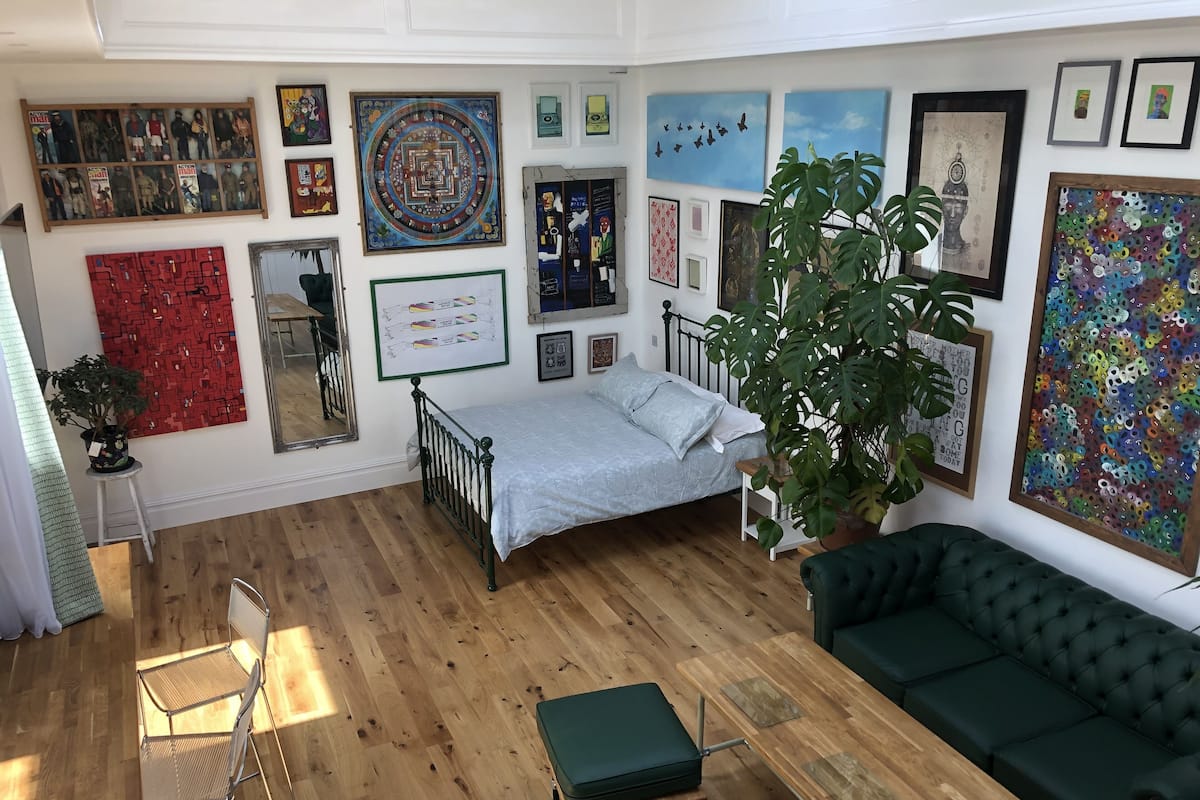 Estudio Premium, vista al patio (Room D) | Ropa de cama hipoalergénica y decoración personalizada