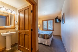 2 bedrooms, free WiFi, bed sheets - Ideally Located Condo w/ Shared Pool & Hot Tub and Private Balcony w/ Views! (Keystone)