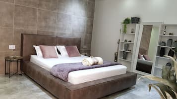 1 bedroom, desk, iron/ironing board, WiFi