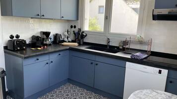 Fridge, oven, stovetop, dishwasher