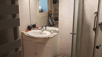 Baignoire, sĂšche-cheveux, bidet, savon