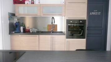 Een koelkast, een microgolfoven, een oven, een kookplaat