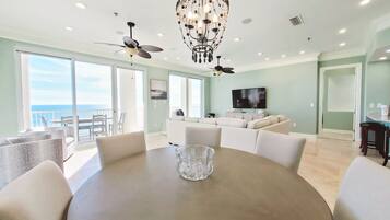 Een smart-tv, een dvd-speler, tafelvoetbal en een tafeltennistafel