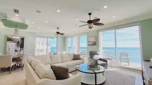 Smart TV, DVD player, pebolim, mesa de pingue-pongue